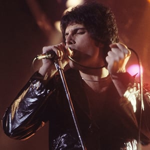 Freddie_Mercury_performing_in_New_Haven,_CT,_November_1977