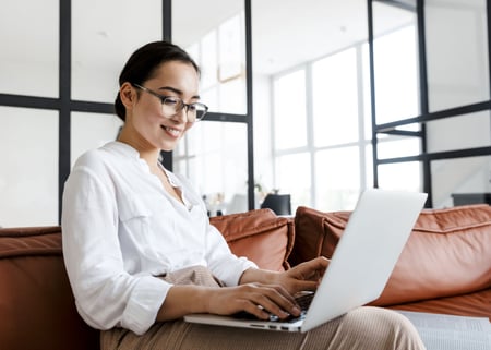 business-woman-on-computer