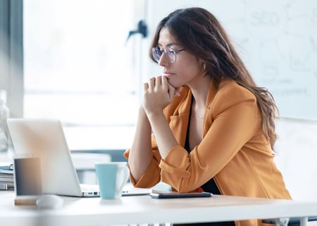 business-young-woman-working-with-laptop