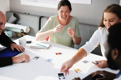 happy-workers-around-table