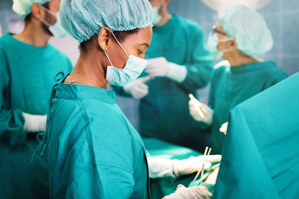 team-surgeon-at-work